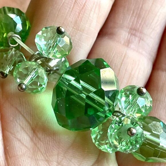 Green beaded  glass bracelet on stretchy cord - Picture 4 of 10